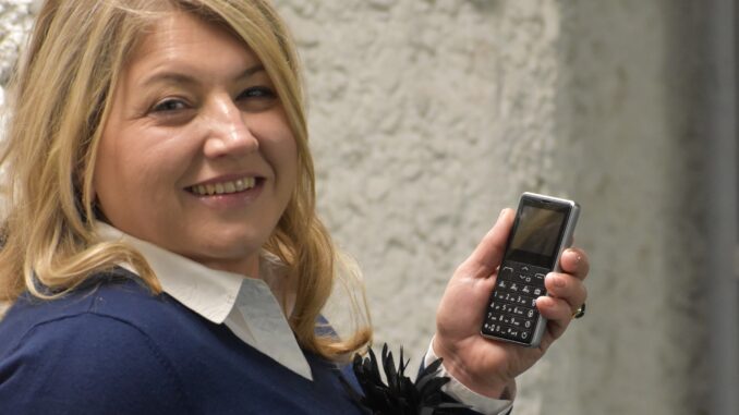 Karin Schaumberger, Verkaufschefin bei emporia, mit einem schicken Tastenhandy als Alternative zum Smartphone. © emporia