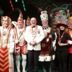 Foto: Landtag NRW / Bernd Schälte Bildzeile: Erste Reihe von links: Jungfrau Bärbelchen (Frank Kuratle), Prinz Stefan I. (Stefan Ossege), Rainer Schmelzer (Vizepräsident des Landtags), Bauer Franz (Franz-Josef Schmitz), Tülay Durdu (Landtagsabgeordnete) und Oliver Groen.