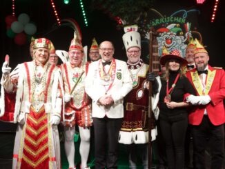 Foto: Landtag NRW / Bernd Schälte Bildzeile: Erste Reihe von links: Jungfrau Bärbelchen (Frank Kuratle), Prinz Stefan I. (Stefan Ossege), Rainer Schmelzer (Vizepräsident des Landtags), Bauer Franz (Franz-Josef Schmitz), Tülay Durdu (Landtagsabgeordnete) und Oliver Groen.