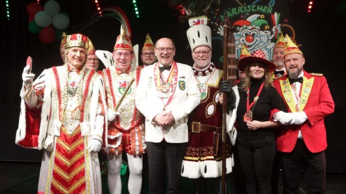 Foto: Landtag NRW / Bernd Schälte Bildzeile: Erste Reihe von links: Jungfrau Bärbelchen (Frank Kuratle), Prinz Stefan I. (Stefan Ossege), Rainer Schmelzer (Vizepräsident des Landtags), Bauer Franz (Franz-Josef Schmitz), Tülay Durdu (Landtagsabgeordnete) und Oliver Groen.